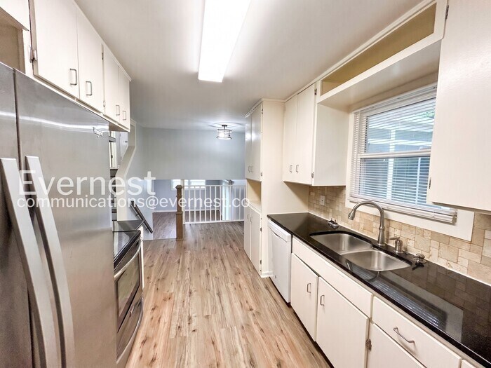 Building Photo - 130 Roberta Dr
