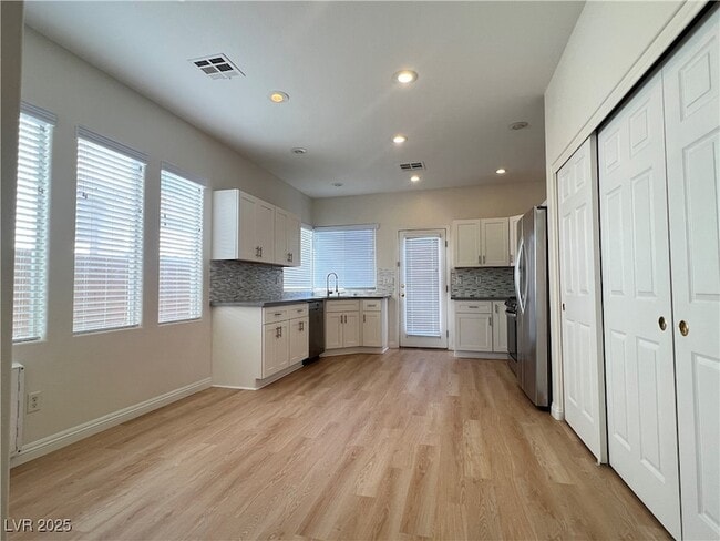 Building Photo - 10524 Isola Bella St