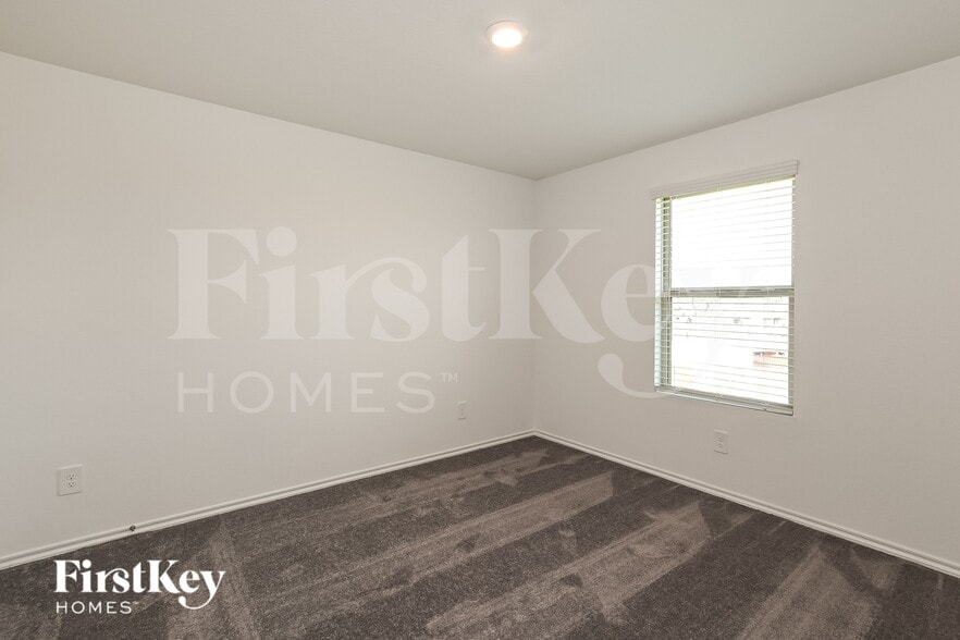 Building Photo - 302 Pickwick Gdns Ln