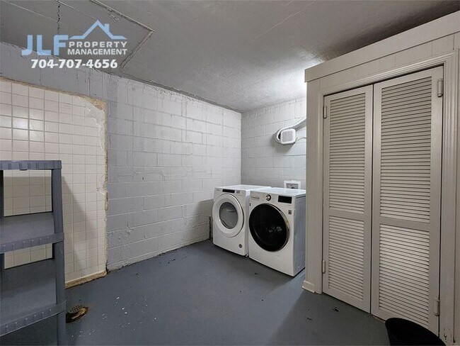 Building Photo - Spacious 3 Bed/2.5 Bath Duplex With Basement.
