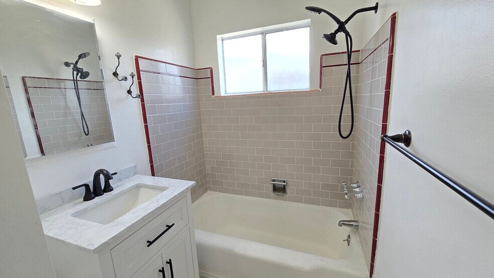 Building Photo - 3552 Locke Ave