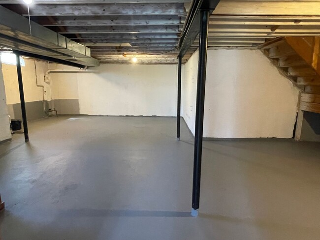 Building Photo - 2-Bedroom Duplex with full basement, 1-Car...