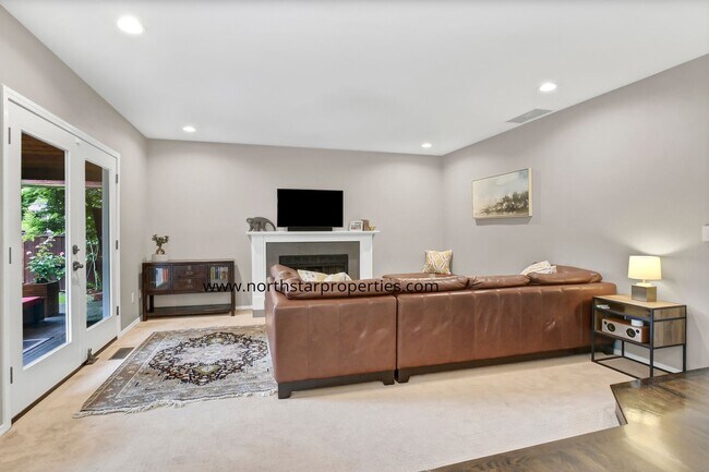 Building Photo - Lake Oswego Perfection