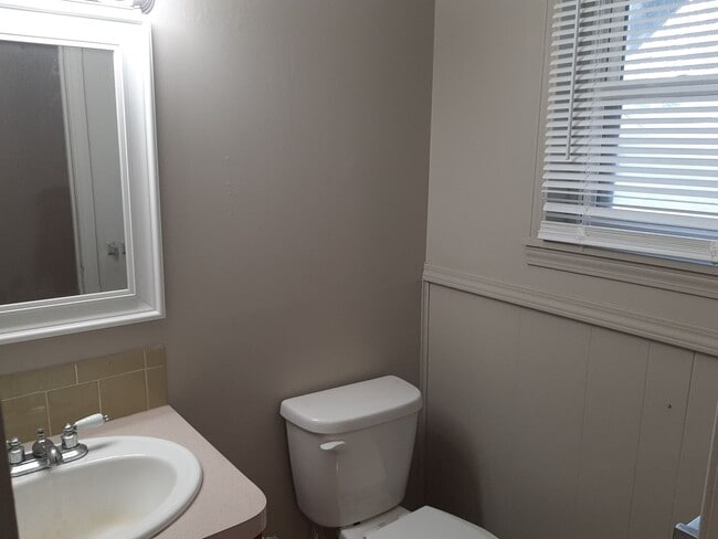 Building Photo - 3 Bedroom 2 bath $1250! Basement! 2 Car ga...
