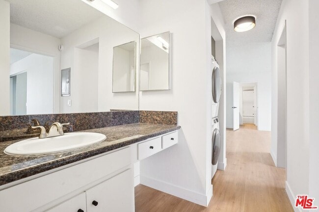 Building Photo - 1352 S Carmelina Ave