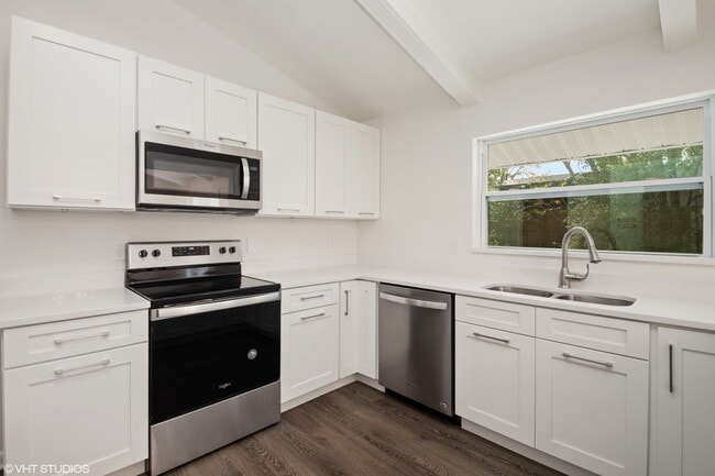 Building Photo - Beautiful 3 bedroom 2 bath Longwood Home