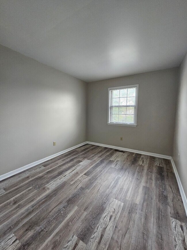 Building Photo - 3 Bedroom 1.5  bathroom End unit Townhouse near Bethlehem Catholic High School.
