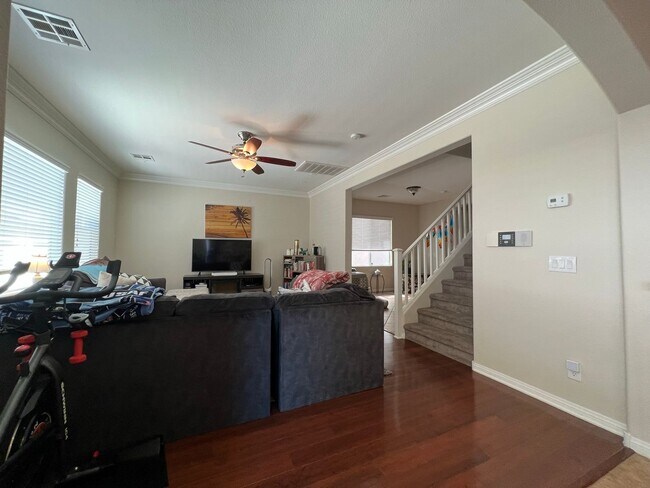 Building Photo - ABSOLUTELY AMAZING! Large 4 bedroom 2 stor...