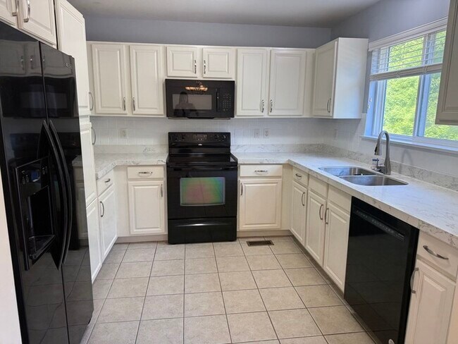 Building Photo - Rockwood Schools 3 Bedroom 2 full baths and 2 half Baths