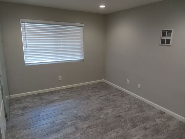 Building Photo - Immaculate one bedroom condo in Mira Mesa / Scripps Ranch Area