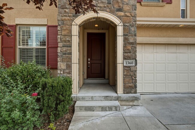 Building Photo - Quiet & Spacious 4 Bed Holladay Home – Walk-In Closets & Big Backyard!!!