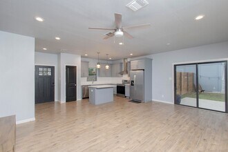 Building Photo - Minutes to the Heart of Downtown!