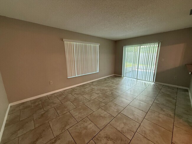 Building Photo - Spacious 2 Bedroom, 2 Bath, 2 car garage Home For Rent in New Port Richey!