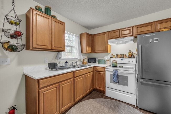 Building Photo - 306-306 Glenwood Cir