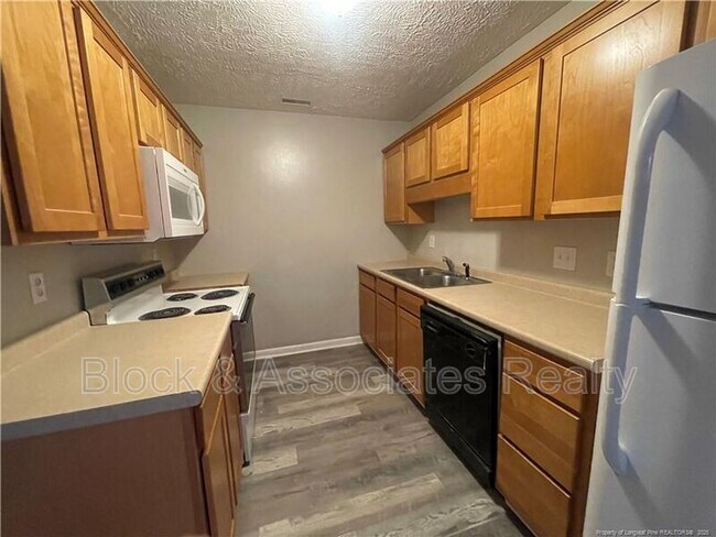 Building Photo - 3392 Galleria Dr