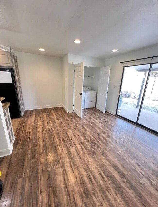 Building Photo - Charming 2 Bedroom Home. Utilities Included