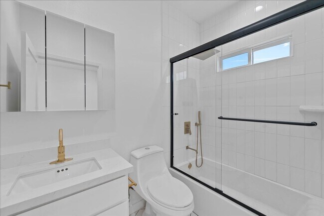 Building Photo - Modern Three Story Apartment!