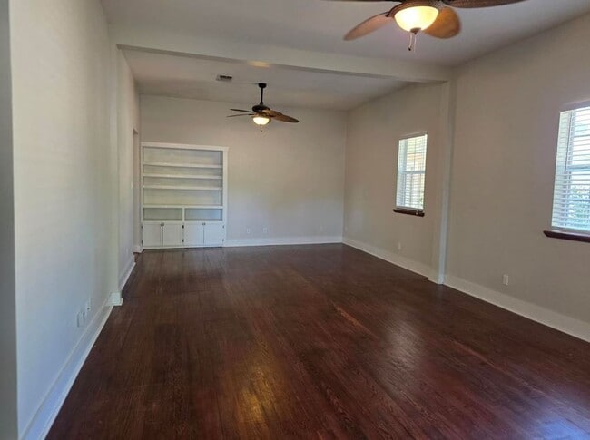 Building Photo - FOR LEASE!!