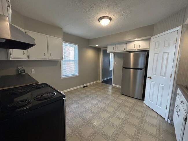 Building Photo - 3 bedroom 1 bathroom house with a bonus room!