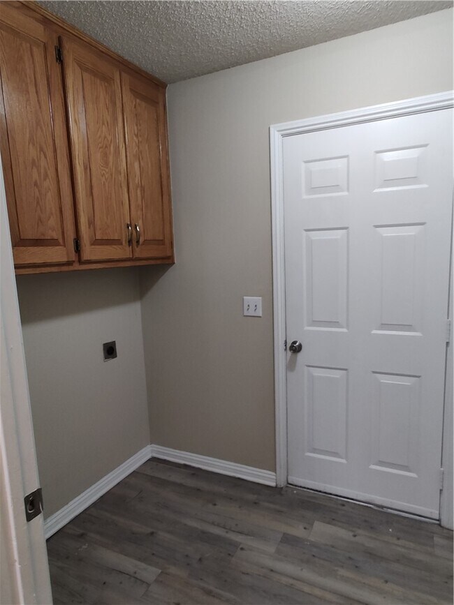 Building Photo - 218 Fox Run Pl