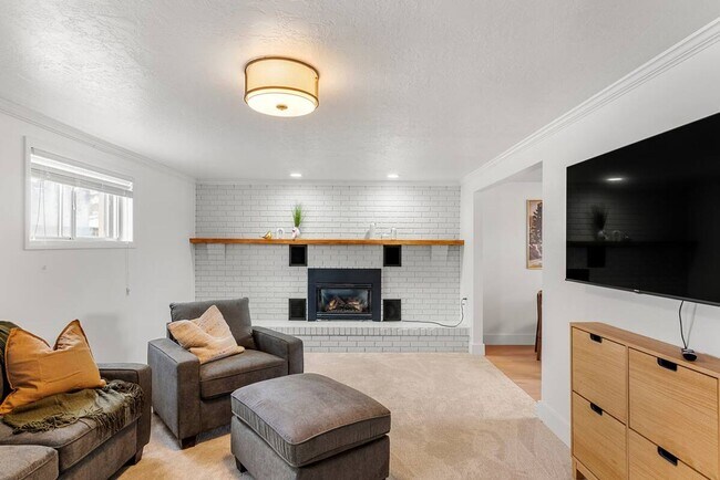 Building Photo - 5 Bed, 3 Bath Home on 2 Acres in Huntsvill...