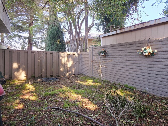 Building Photo - Spacious Townhome in Fairview