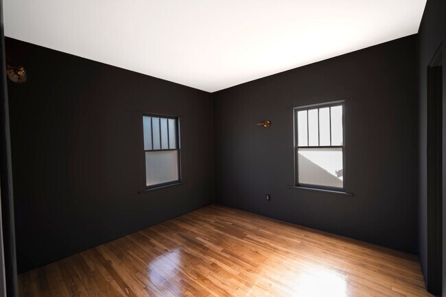 Building Photo - 3041 Valle Ave