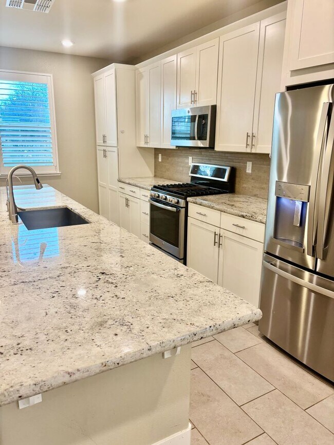 Building Photo - Must see beautiful and large Townhome in Dublin- Close to Everything!