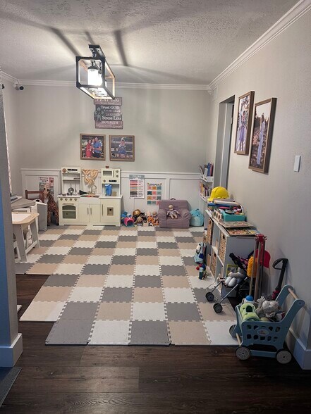 Building Photo - 9234 Fishers Hill Dr