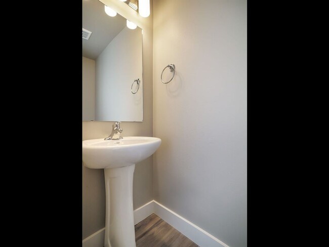 Building Photo - Beautiful 3 Bed 2.5 Bath Townhome in West ...