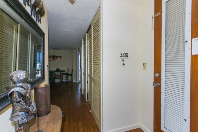 Building Photo - 1511 Nuuanu Ave