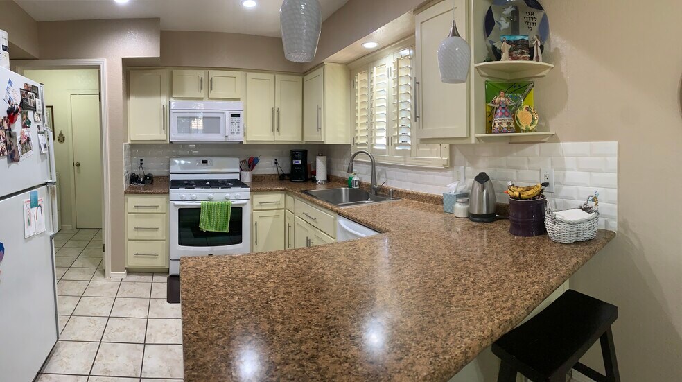 Building Photo - 678 El Parque Dr