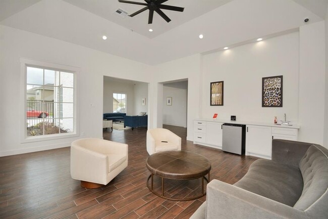 Building Photo - 15859 Kinlough Dr