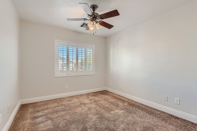 Building Photo - 5 Bedroom in Silverado Ranch!