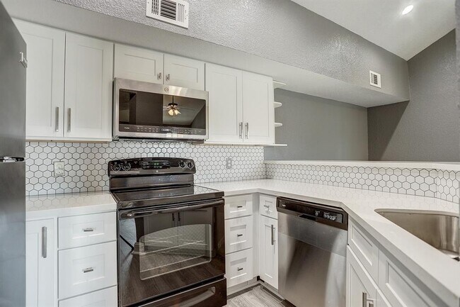 Building Photo - 2121 El Paseo St
