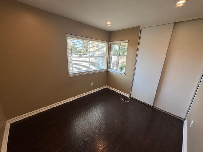 Building Photo - 2 Bed, 1 Bath Condo with a view of the hills!