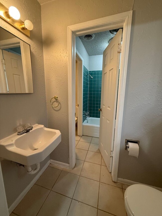 Building Photo - 3 bed, 1 & 1/2 bath home in North Norman