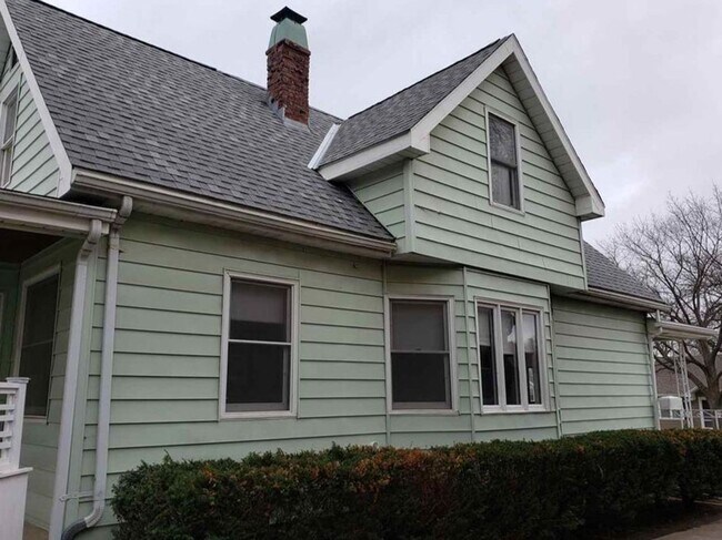 Building Photo - Charming Home For Rent Near UNO & Aksarben