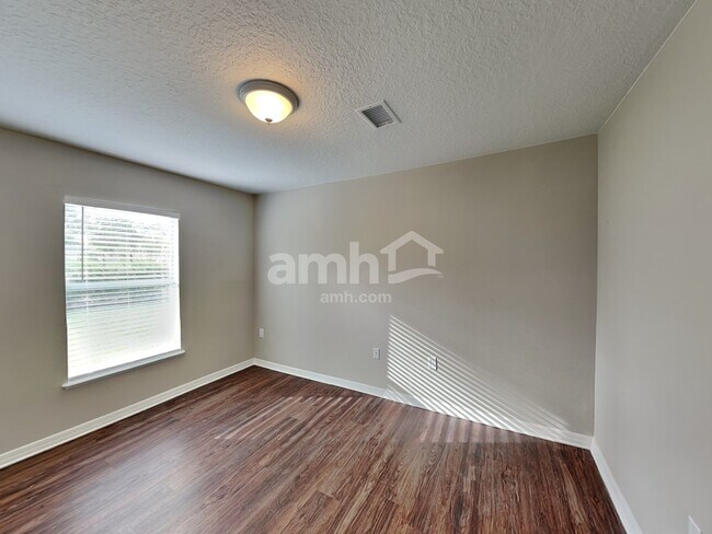 Building Photo - 49 Raintree Place