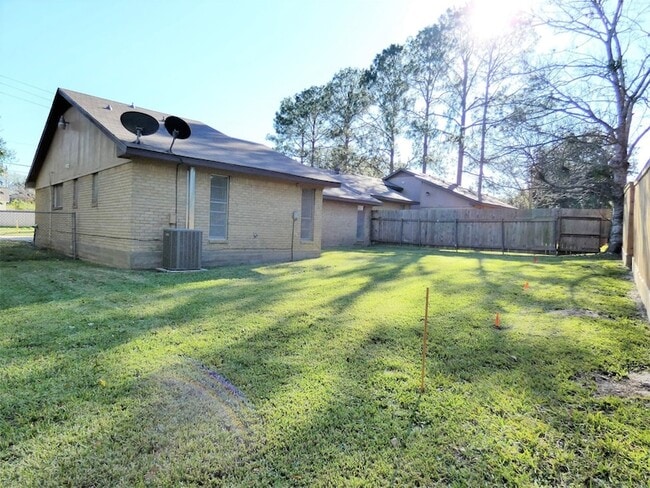 Building Photo - 604 Golfview Dr