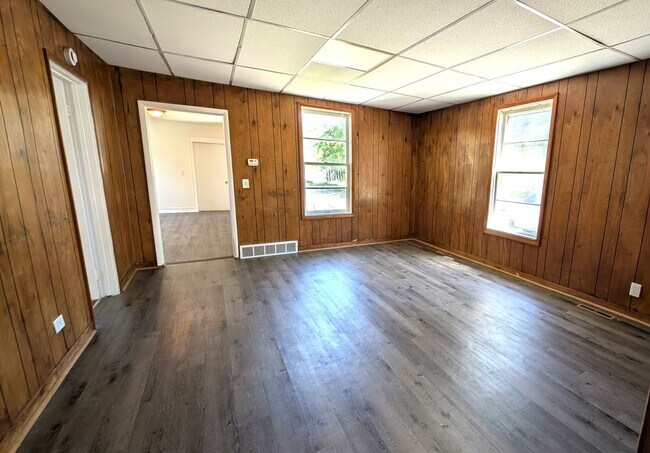 Building Photo - 370 Monroe Ave