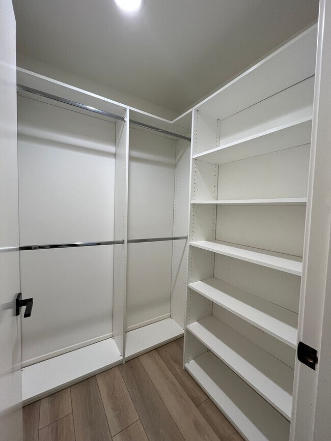 Building Photo - Upgraded Woodland Hills 2+2.5 plus 2 bonus rooms and Studio Guest House with kitchen and full bath!!