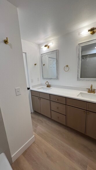 Full-Bathroom - 1065 University Ave