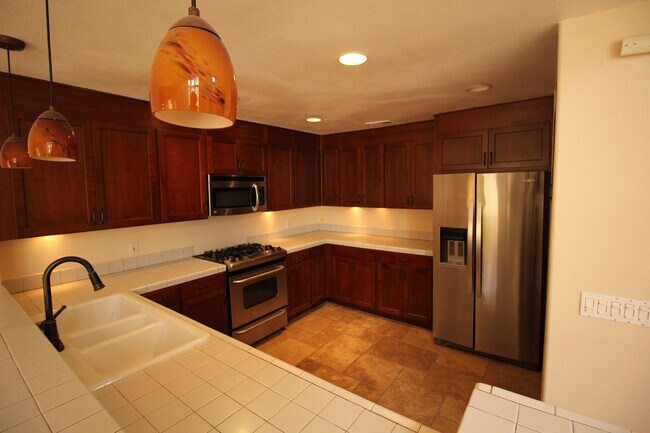 Building Photo - Large Carlsbad Townhouse, 2 Primary Bedroo...
