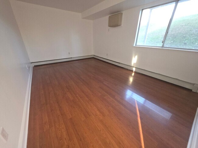 Building Photo - Bright 1 Bedroom Home - Poughkeepsie, NY