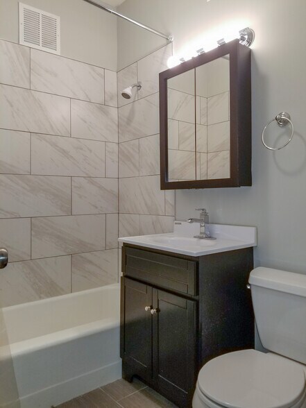 Building Photo - 2730 N Wayne Ave