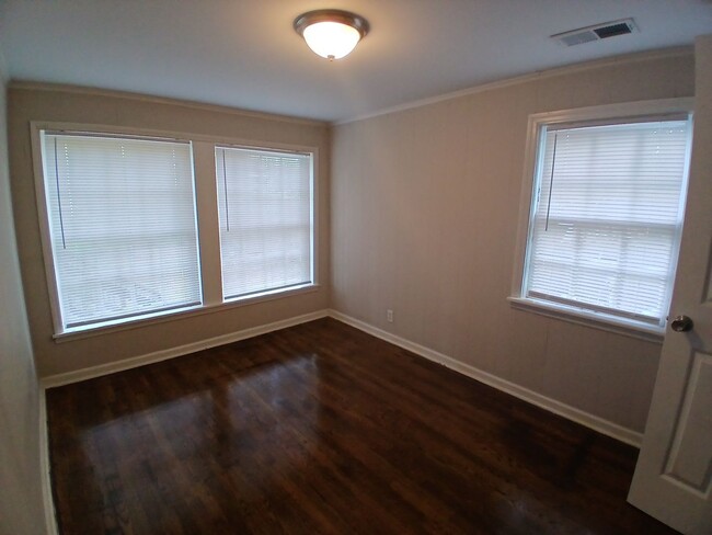 Building Photo - Delightful 3 bed 1 bath home - Open To Sec...