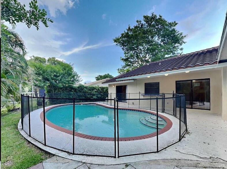 Building Photo - 6408 NW 33rd Terrace