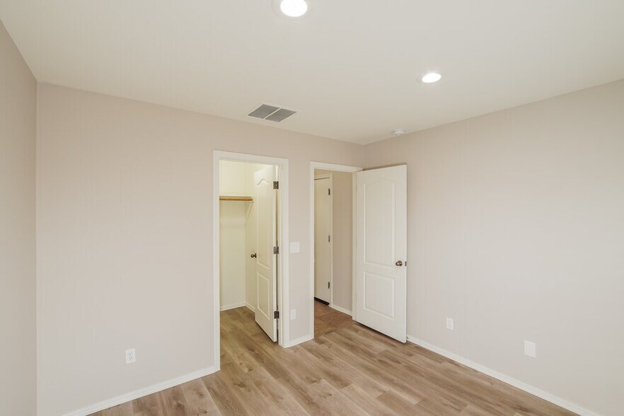 Building Photo - 25279 W Parkside Ln S