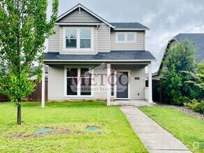 Building Photo - Beautiful Coburg 3 Bed / 2.5 Bath Crafstma...